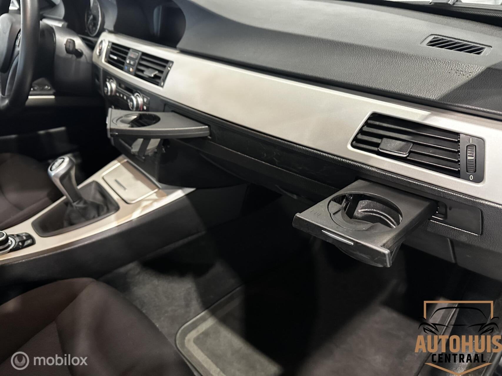 Foto 11 van BMW 3-serie Touring 318i Business Line*NwAPK*Trekhaak*Navi