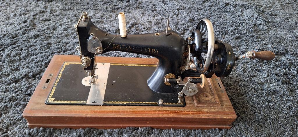 Antieke Gritzner-Extra handnaaimachine, Ophalen