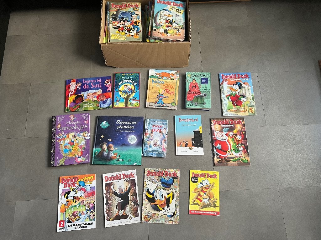 Doos vol: Donald Duck 2021-2026 en Boeken zoals Juf Braaksel, Meerdere stripboeken, Ophalen, Gelezen