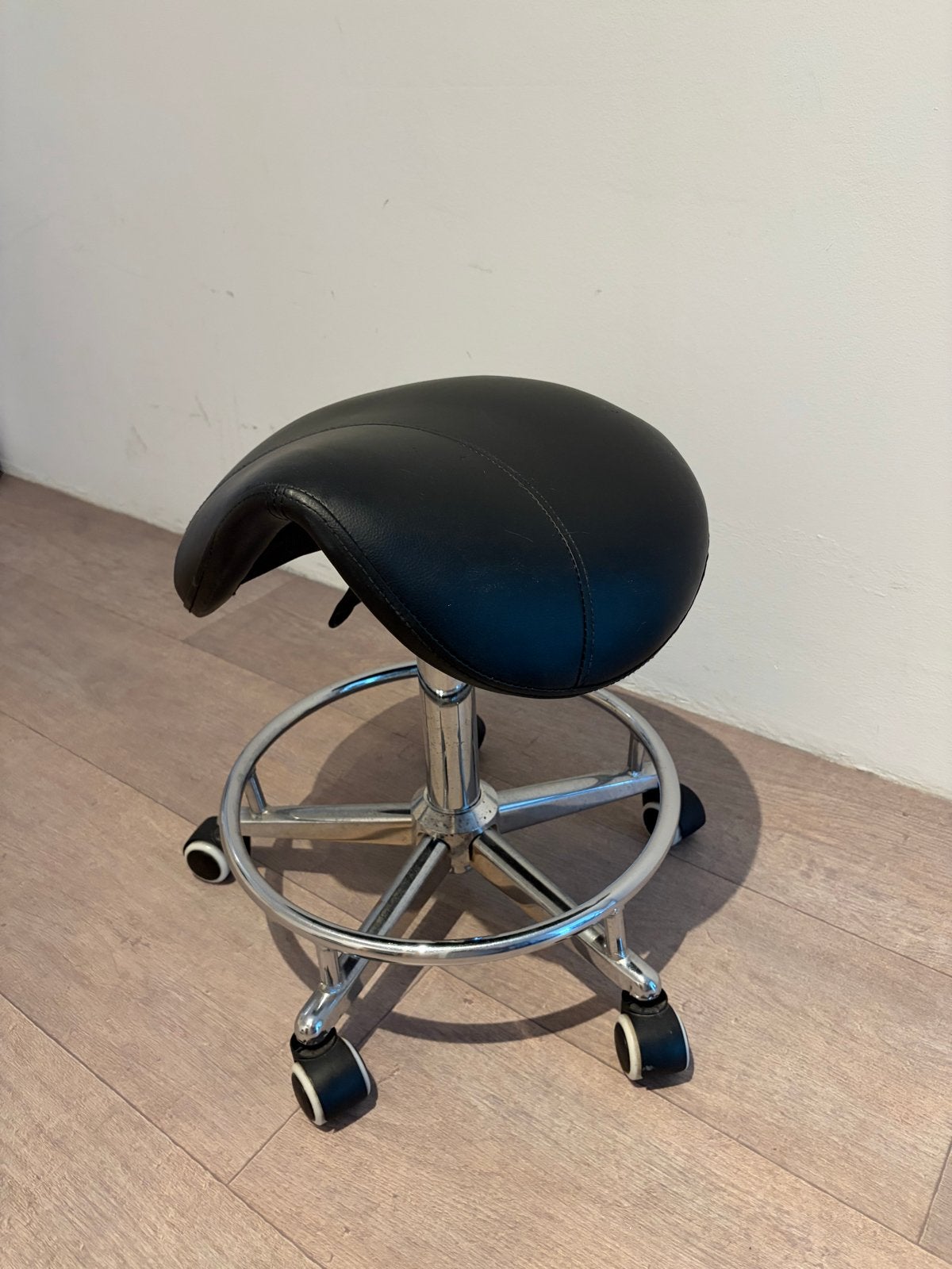 Zwarte ergonomische zadelkruk op wielen, Ophalen, Gebruikt, Zwart, Leer