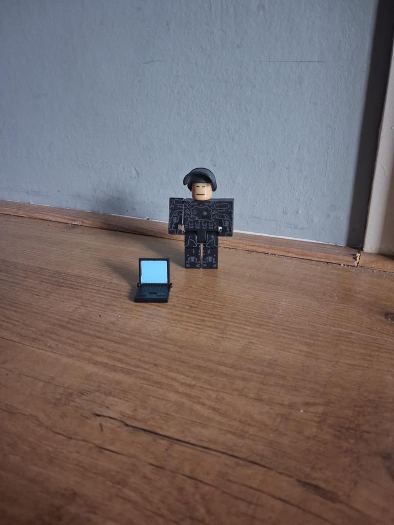 Roblox actiefiguur met laptop accessoire, Ophalen