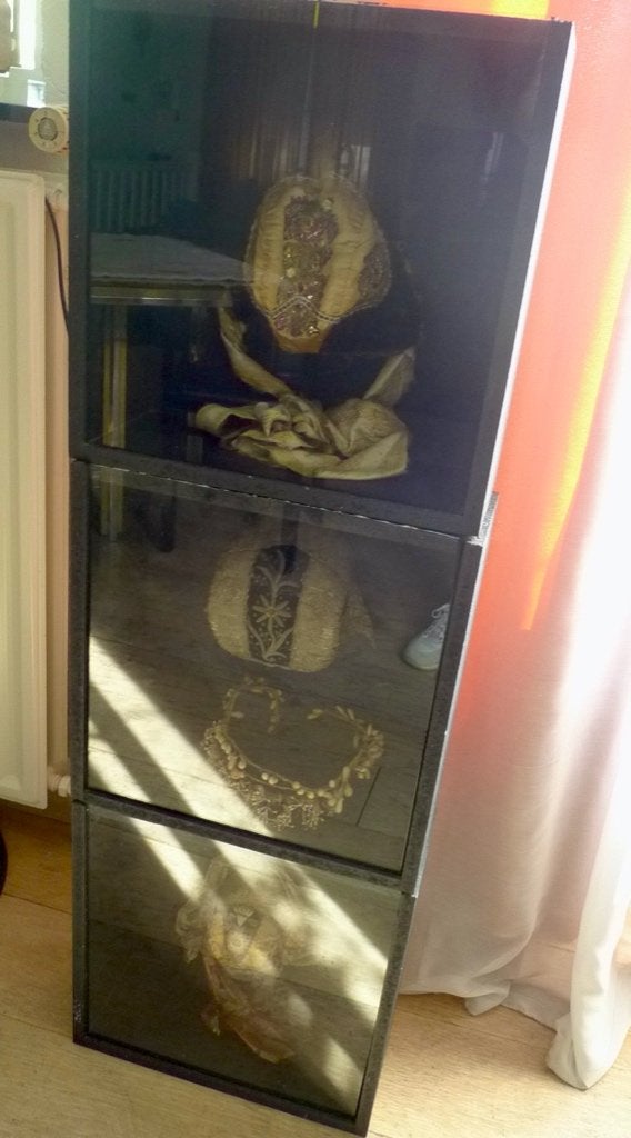 Museale verzameling drie originele, 19e-eeuwse hoofddeksels., Ophalen