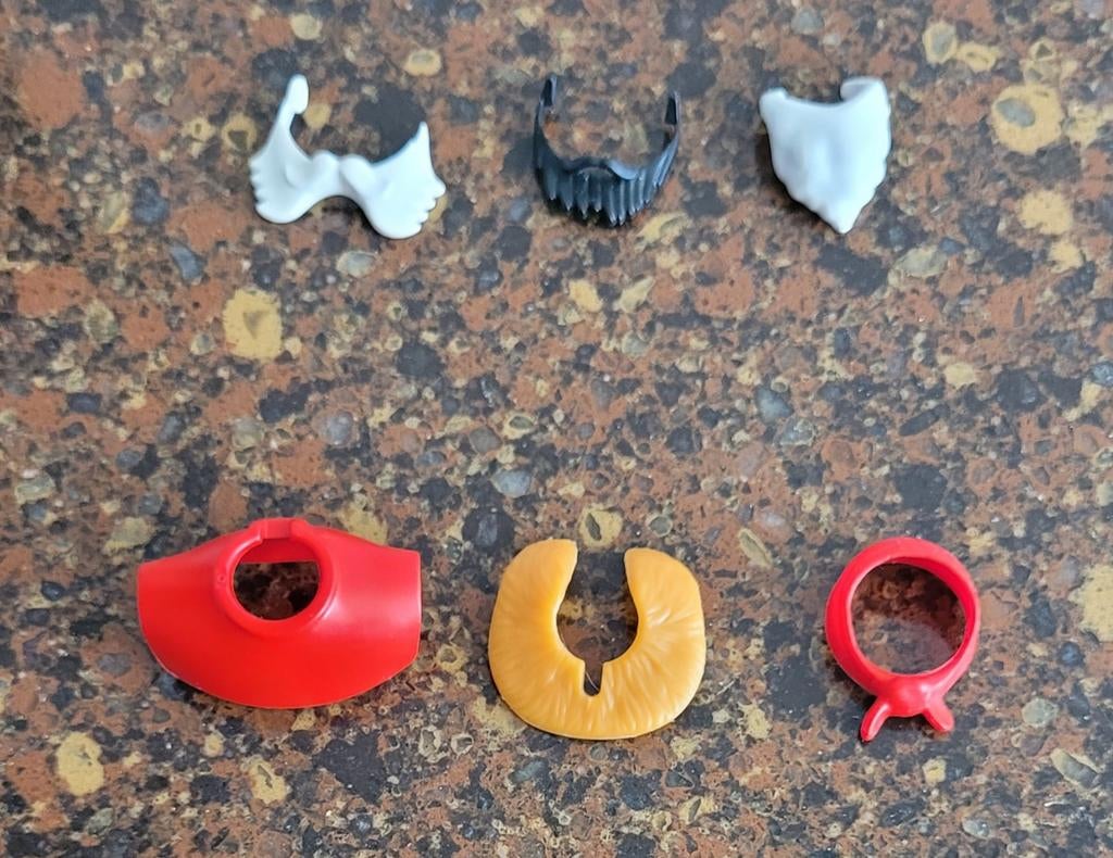 Onderdelen playmobil poppetjes helm, snor, cape, Ophalen of Verzenden