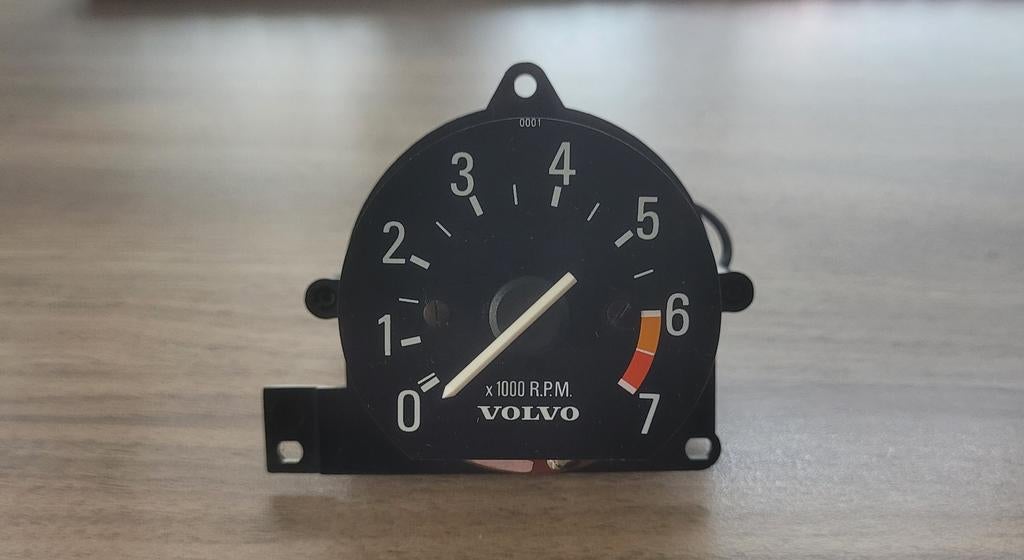 NOS Volvo 140, Volvo 240 toerenteller,  4 cylinder., Ophalen, Volvo