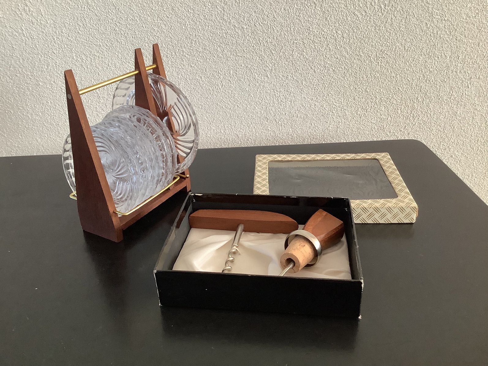 Retro teakhouten kurkentrekker/stop en glazen onderzetters, Ophalen of Verzenden, Huis en Inrichting