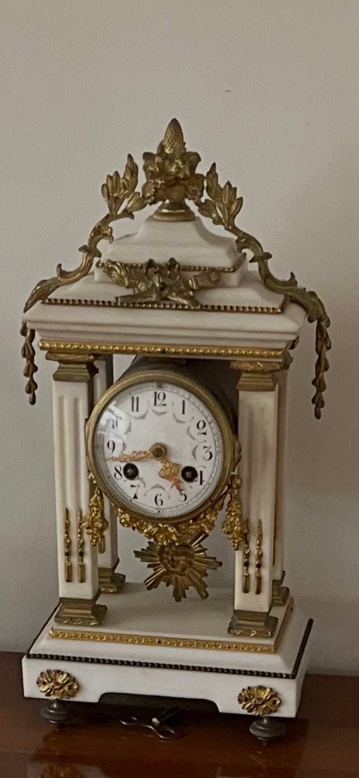 Antieke Franse pendule, wit marmer met verguld brons, Antiek en Kunst, Antiek | Klokken, Ophalen of Verzenden