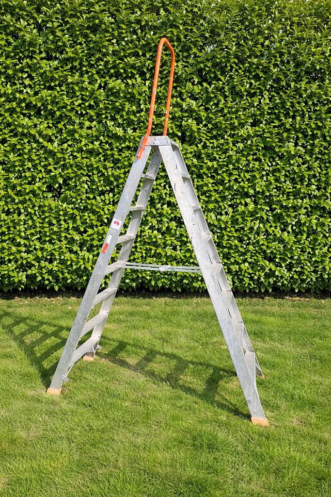 Wiensesse aluminium trap 8 treden / huishoudtrap met beugel, Doe-het-zelf en Verbouw, Ladders en Trappen, Ophalen, Gebruikt, Minder dan 2 meter