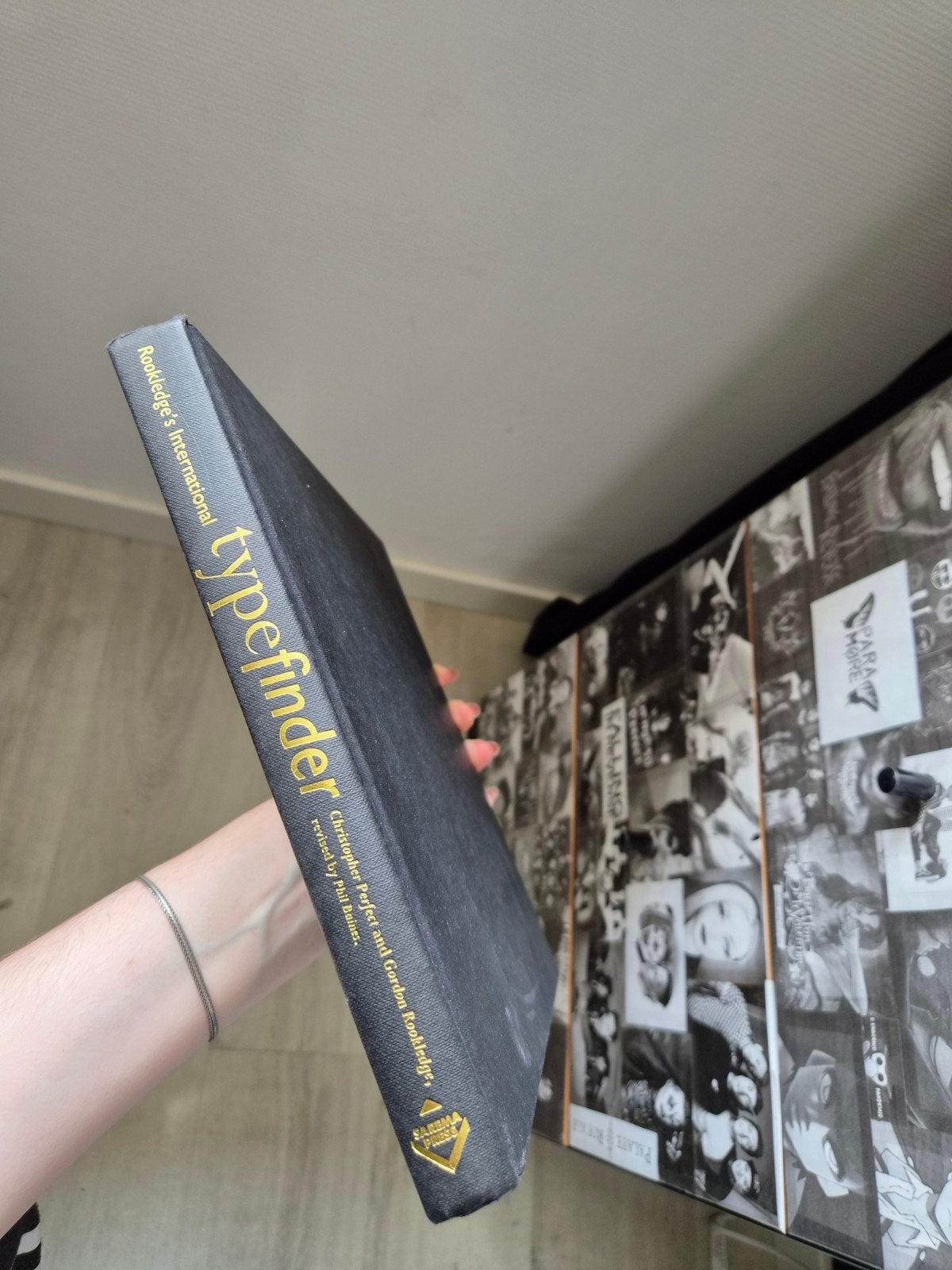 Routledge's International Typefinder Boek, Ophalen of Verzenden, Gelezen, Overige onderwerpen, Christopher Perfect en Gordon Rookledge