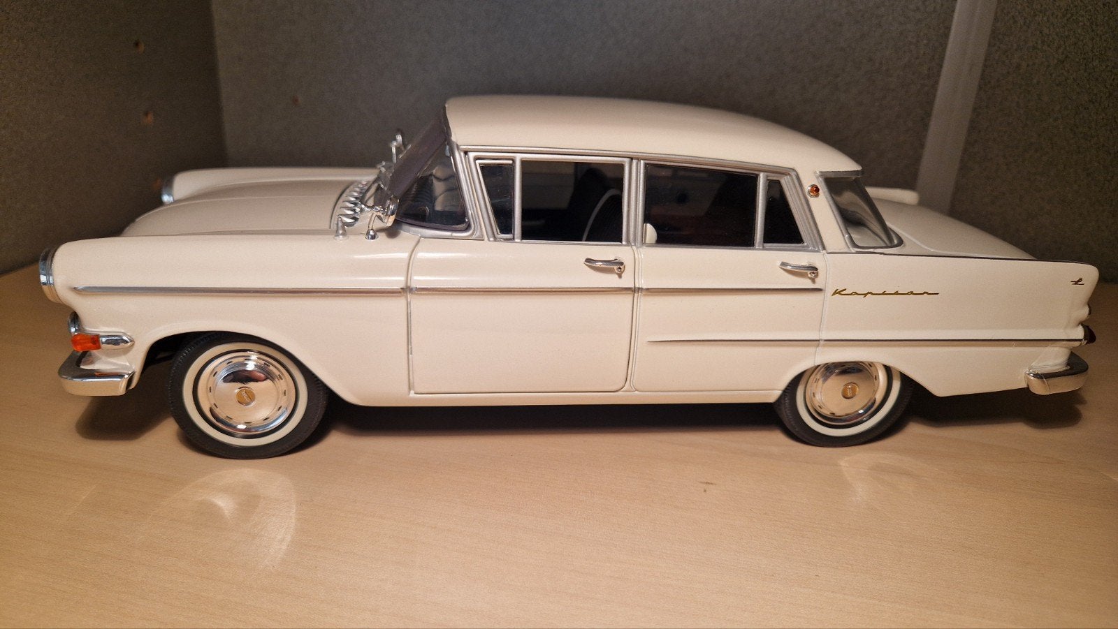 ​Opel Kapitän P2 (1959) - Wit - 1:18 - Revell Metal (Prachts, Ophalen of Verzenden, Zo goed als nieuw, Auto, Revell