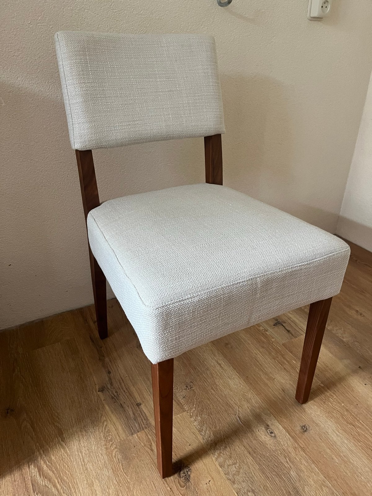 Stevige Goossens stoel met acaciahouten poten, Huis en Inrichting, Stoelen, Ophalen, Gebruikt, Overige kleuren, Eén