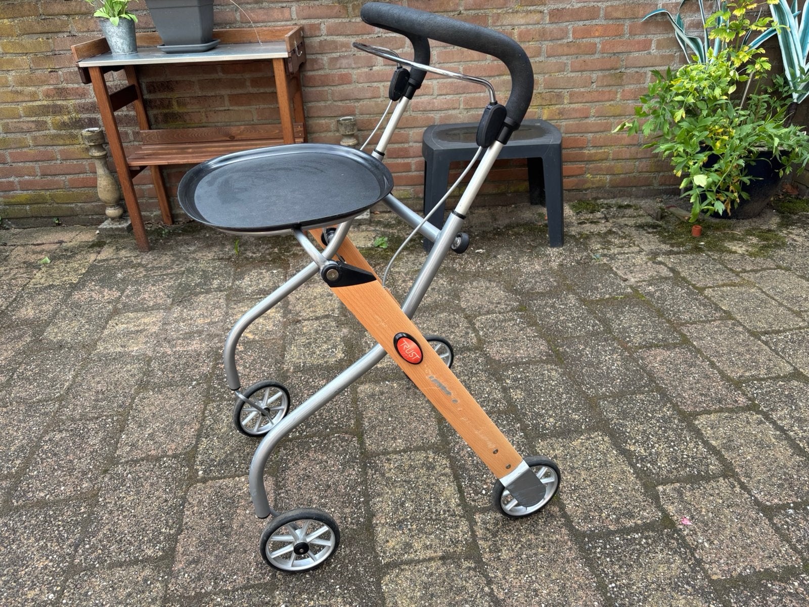 Trust care Rollator inklapbaar met dienblad., Diversen, Ophalen, Zo goed als nieuw