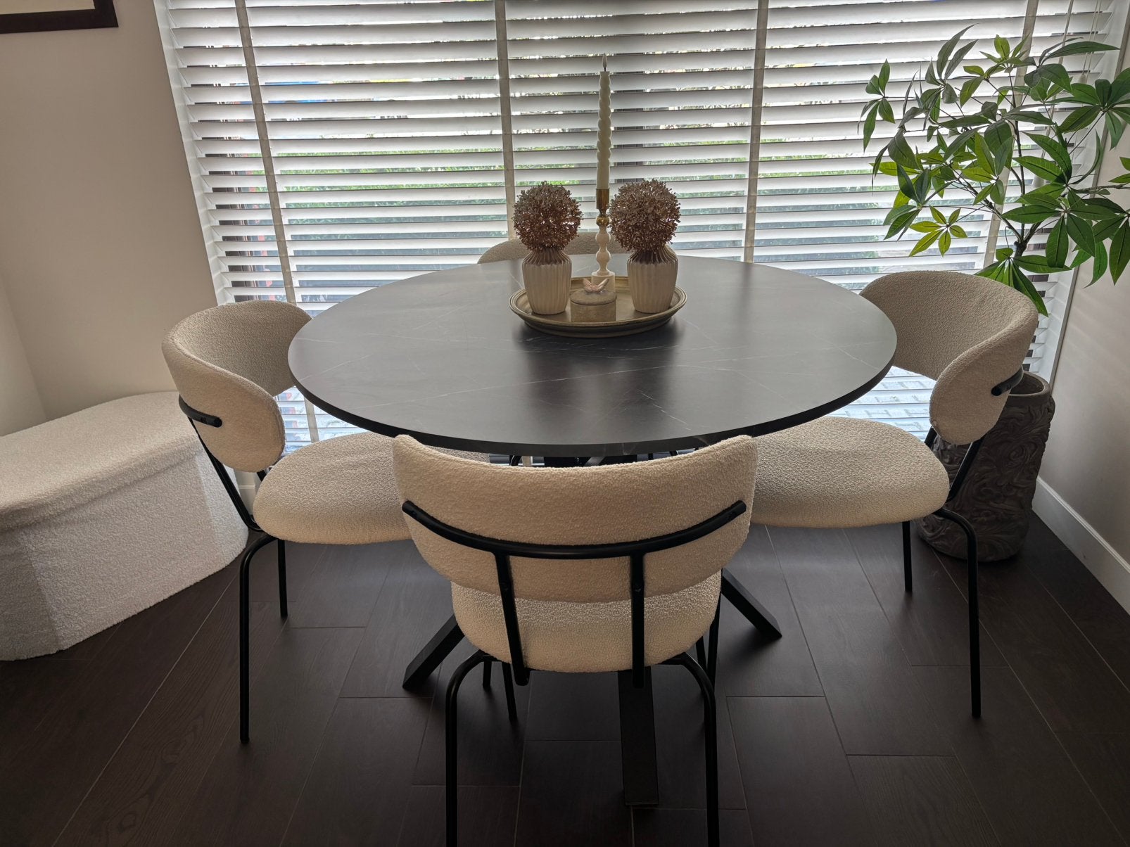 Zwarte ronde eettafel IKEA + 4 roomwitte teddy stoelen, Huis en Inrichting, Tafels | Eettafels, Ophalen, Zo goed als nieuw, Rond