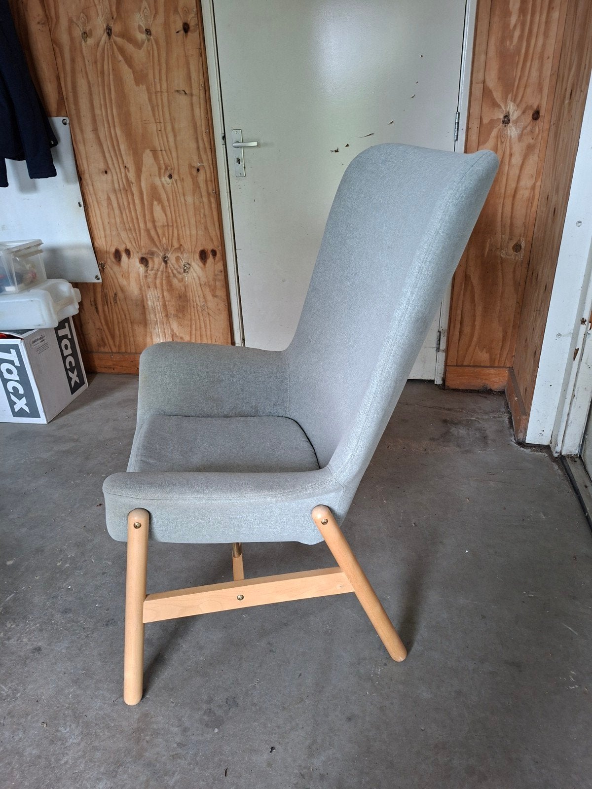 Comfortabele fauteuil - lichtgrijs met houten poten, Hout, Gebruikt, 75 tot 100 cm, Ophalen of Verzenden