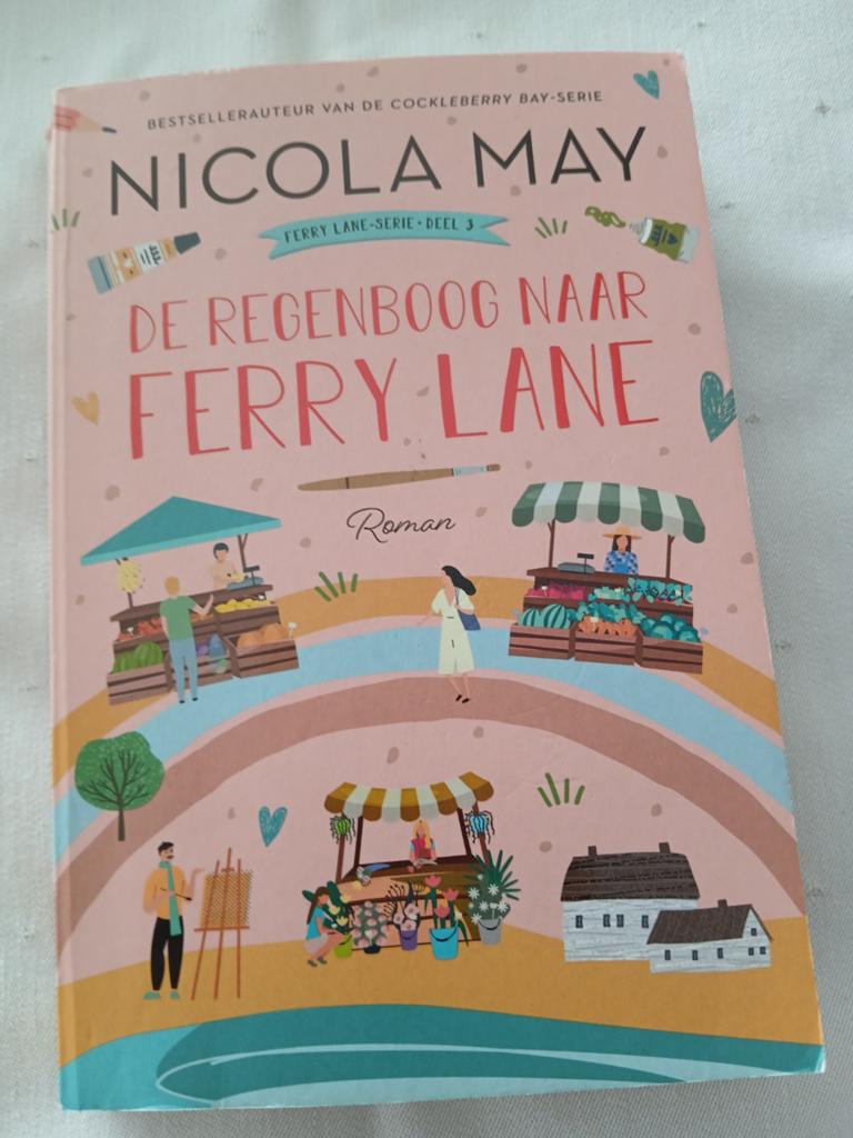 Nicola May - De regenboog naar Ferry Lane, Ophalen of Verzenden, Zo goed als nieuw, Nicola May