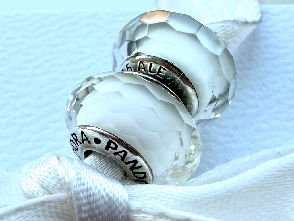 2 Pandora Witte Facet bedels, Sieraden, Tassen en Uiterlijk, Bedels, Zo goed als nieuw, Pandora, Glas of Kristal, 2 of 3 bedels