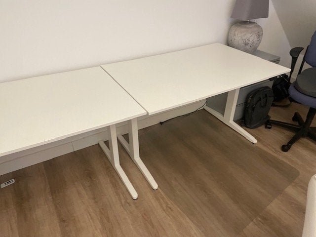 Twee witte bureaus - Ideaal voor thuiskantoor of studio, Ophalen, Gebruikt, Spaanplaat of MDF, Overige merken