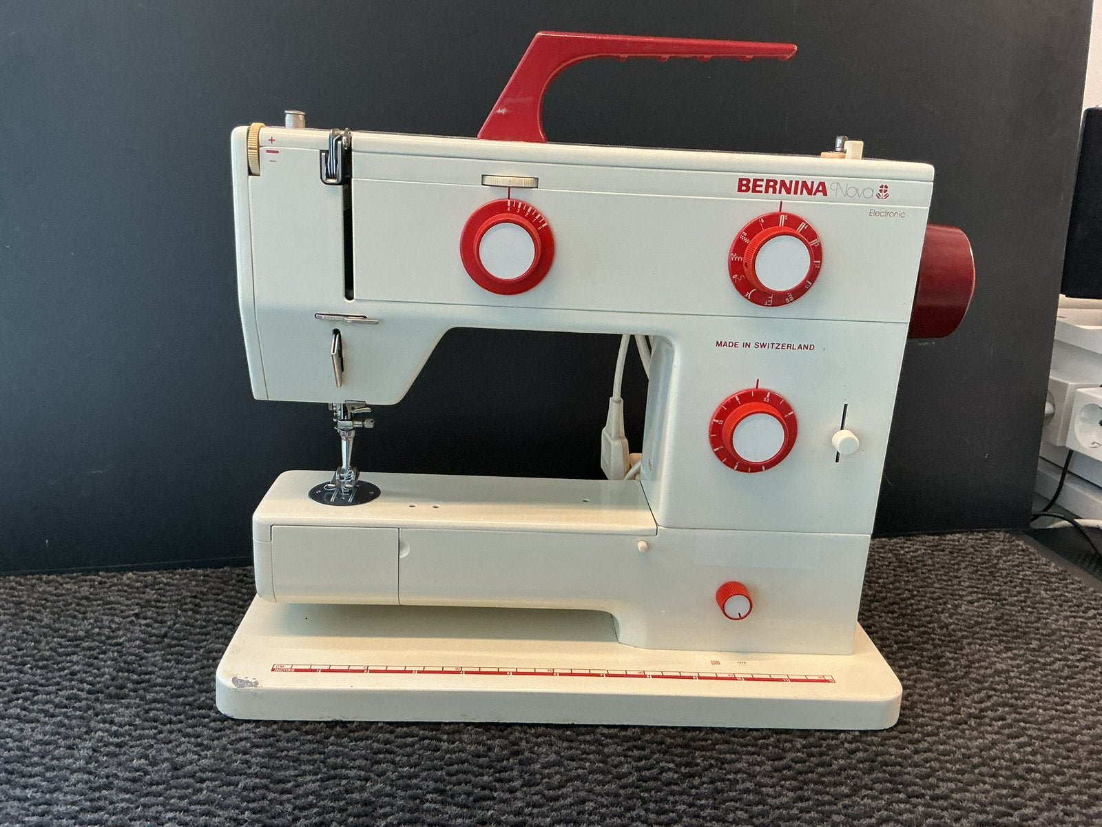 Bernina Nova, Ophalen, Zo goed als nieuw, Naaimachine, Bernina