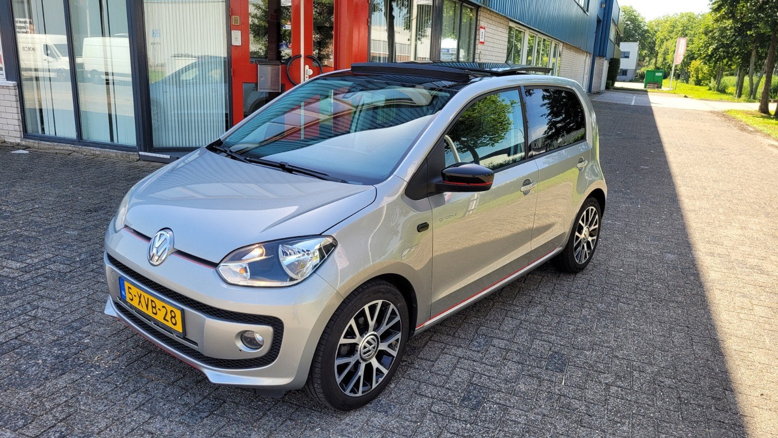 Volkswagen up! 1.0 groove sport 60PK 5-DRS 2014 Grijs nw apk, Voorwielaandrijving, Stof, Metallic lak, 840 kg