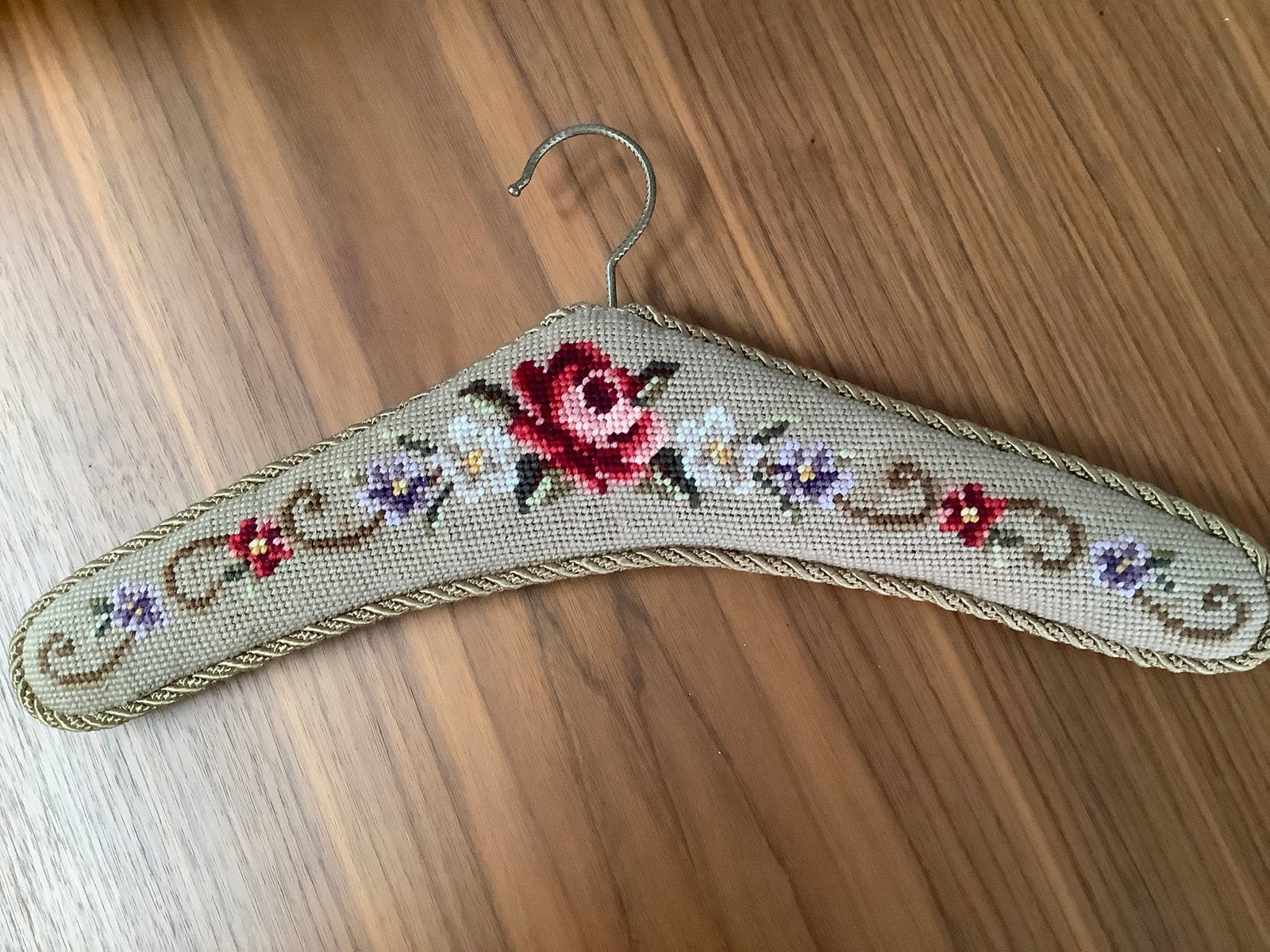Geborduurde kleerhanger, vintage, jaren 70, Ophalen, Huis en Inrichting