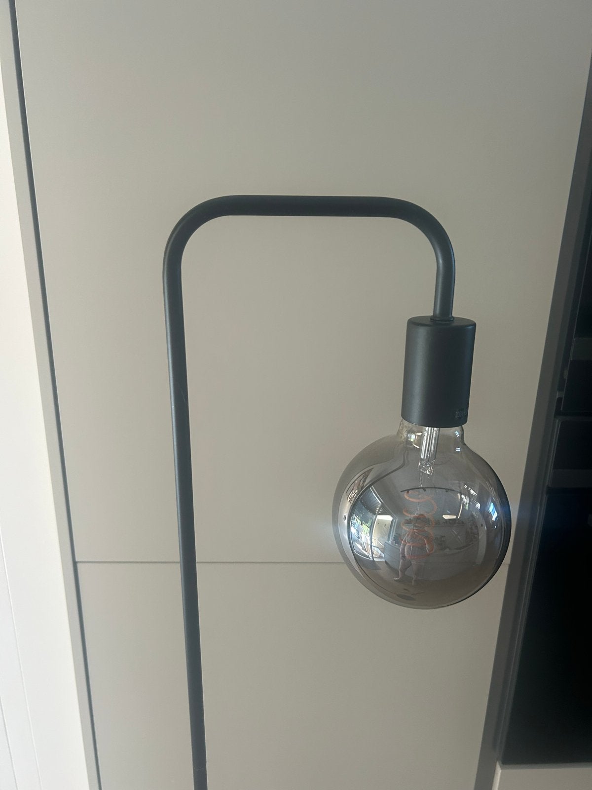 Vloerlamp Daphne Zwart Kwantum 141 cm hoog, Huis en Inrichting, Lampen | Vloerlampen, Ophalen, 100 tot 150 cm, E27 (groot), Zo goed als nieuw
