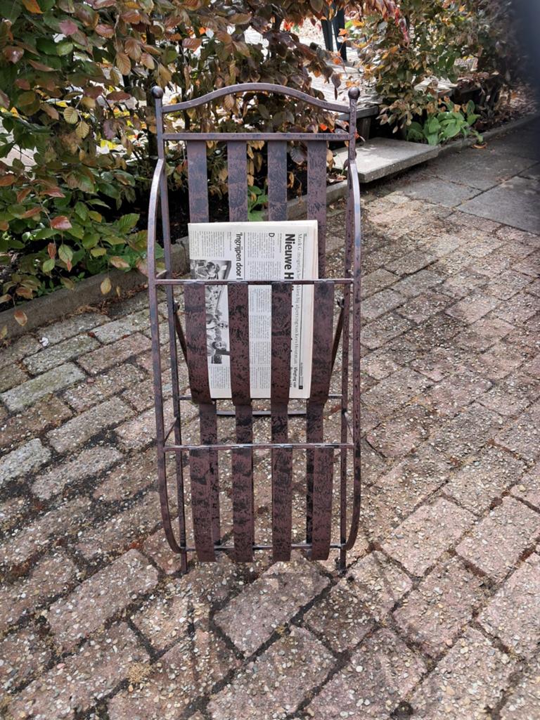 Leuke metalen uitvoering kranten lectuurbak., Huis en Inrichting, Woonaccessoires | Krantenbakken en Lectuurbakken, Ophalen, Zo goed als nieuw