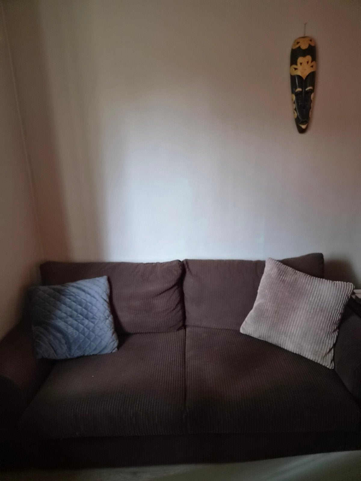 Comfortabele bruine ribstof bank met kussens, Ophalen, Modern, Comfortabel, Gebruikt, Driepersoons
