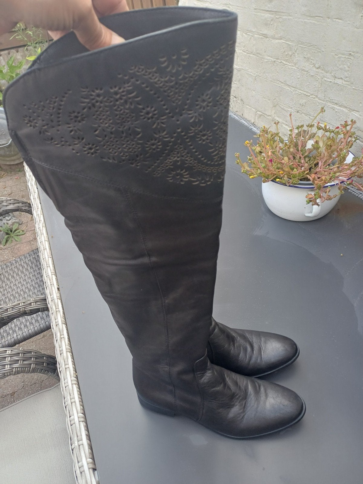 Zwarte lederen overknee laarzen met motief - Maat 37, Kleding | Dames, Schoenen, Ophalen of Verzenden, Zo goed als nieuw, Zwart