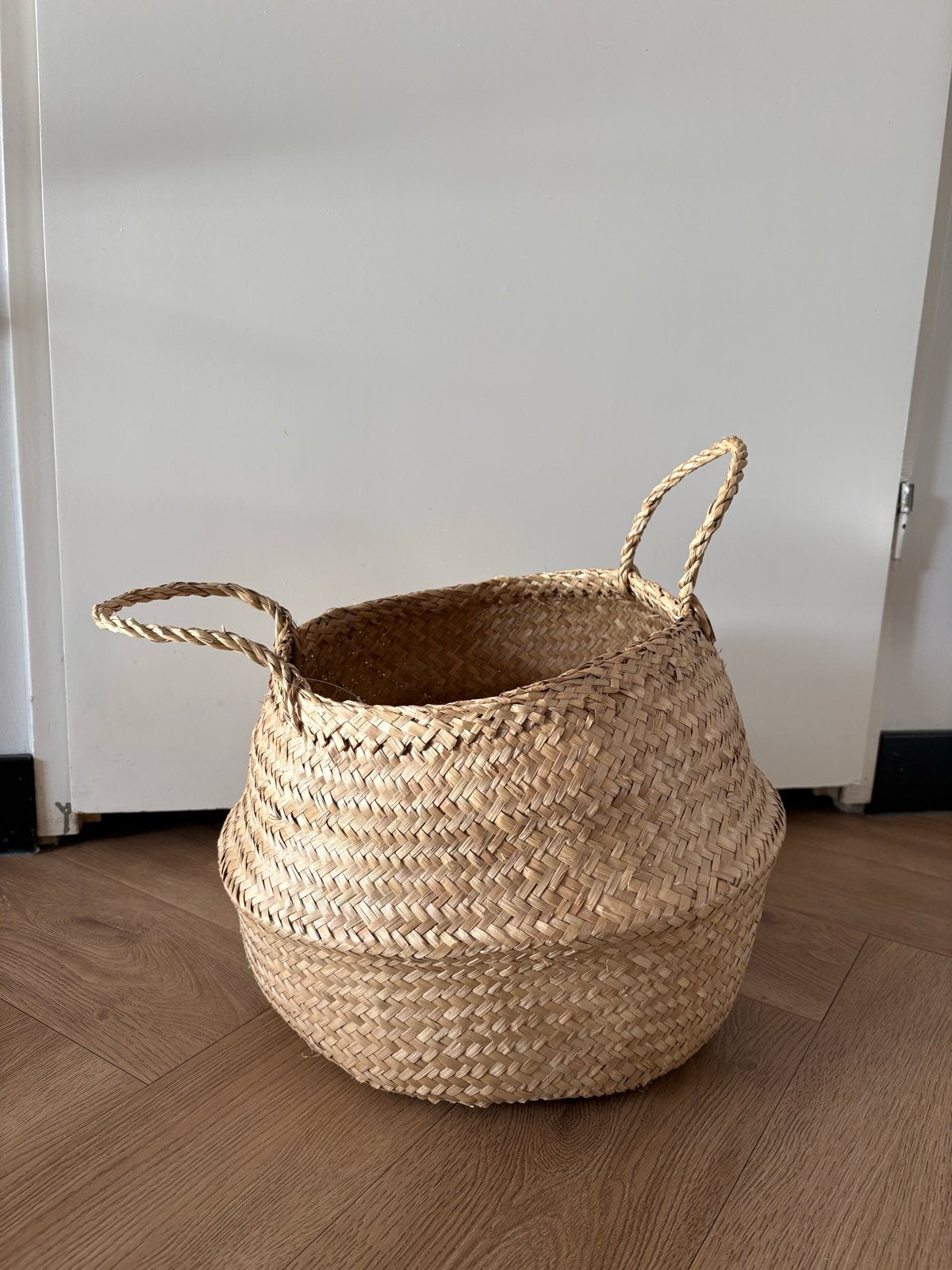 Gevlochten rieten mand met handvatten, Huis en Inrichting, Woonaccessoires | Schalen en Manden, Ophalen, Gevlochten, Mand, Rond