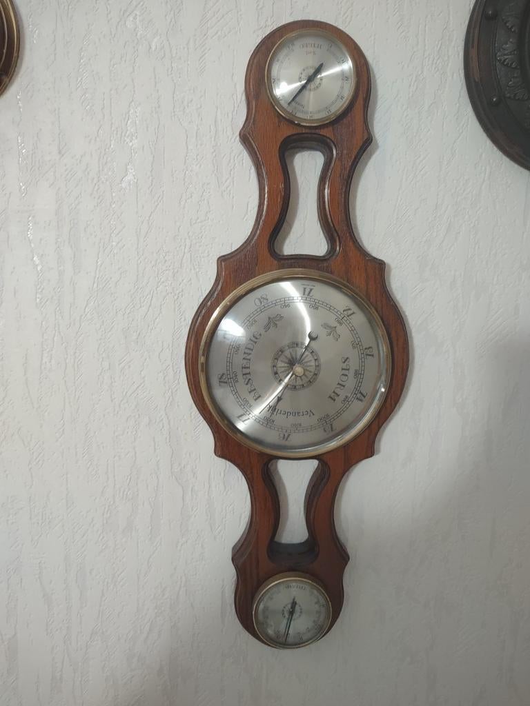 Houten weerstation met barometer en thermometer, Ophalen