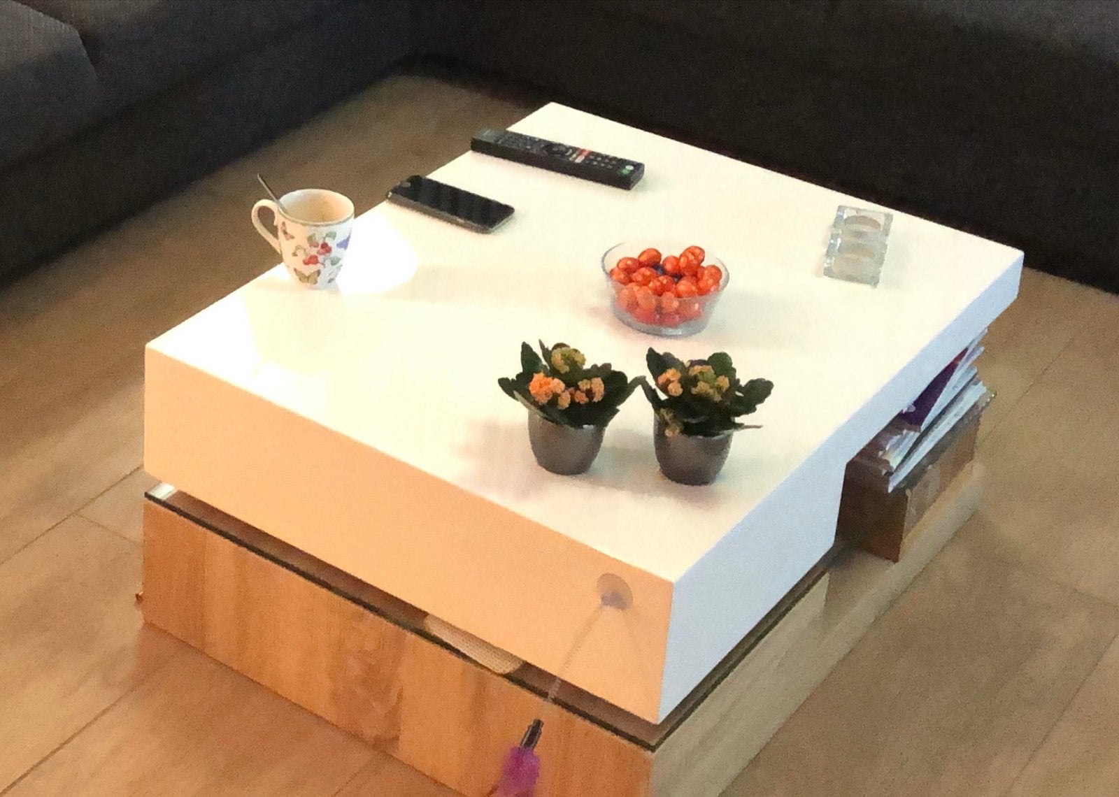 Kleine salontafel met draaibaar hoogglans wit tafelblad, Ophalen, Kunststof, Gebruikt, Vierkant