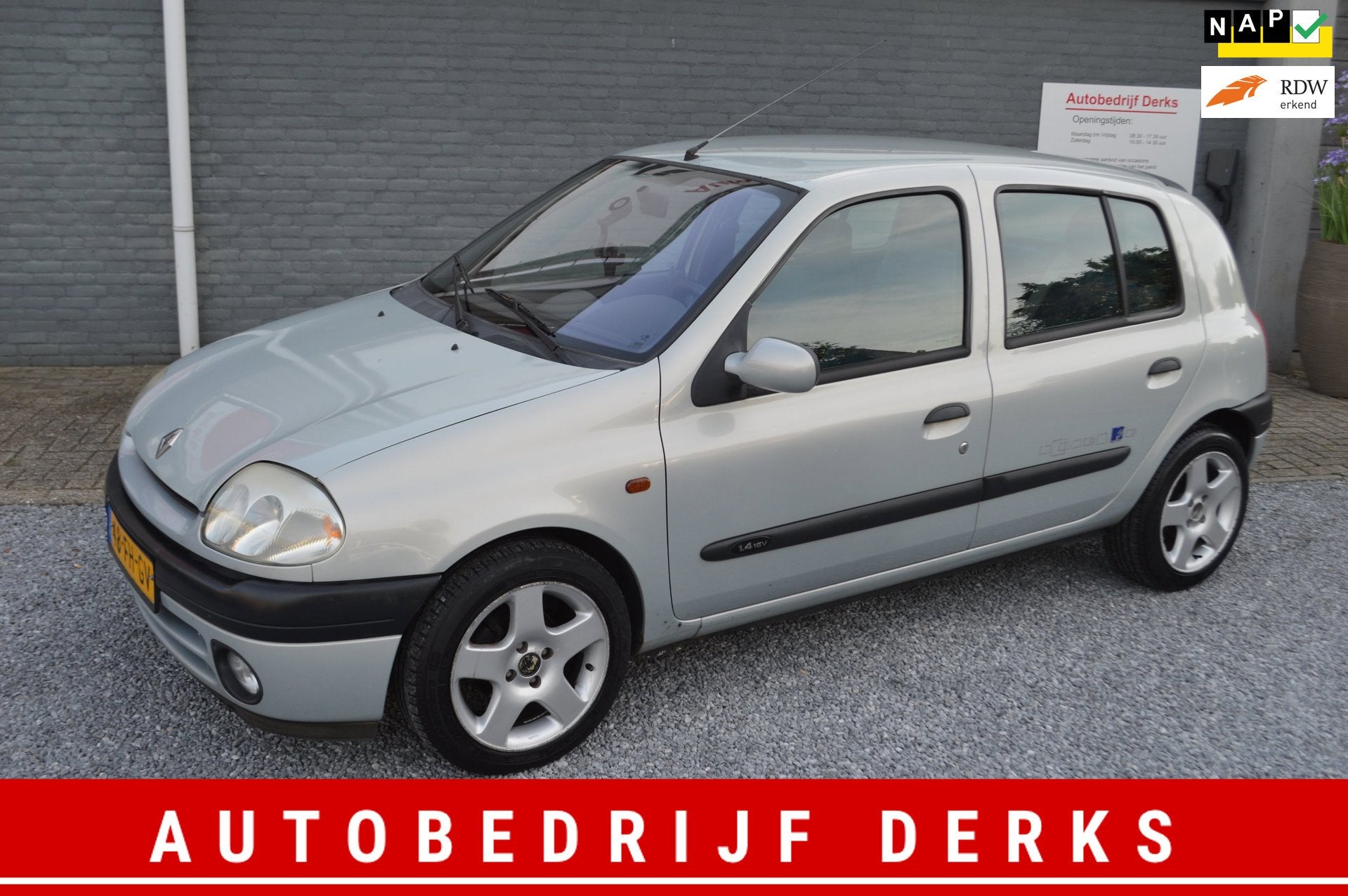 Renault Clio 1.4-16V RT Stuurbekrachtiging 5Drs Jaar APK, Auto's, Renault, 4 cilinders, Metallic lak, Handgeschakeld, Zilver of Grijs