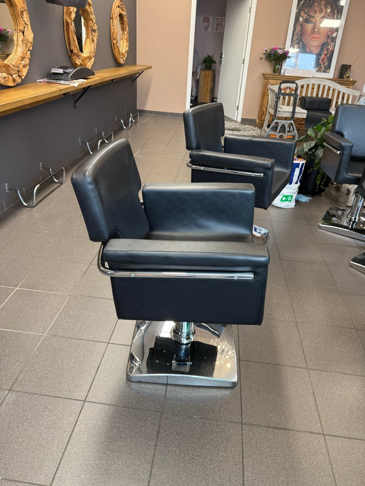 Zwarte kappersstoelen met hydraulische pomp, Ophalen, Gebruikt