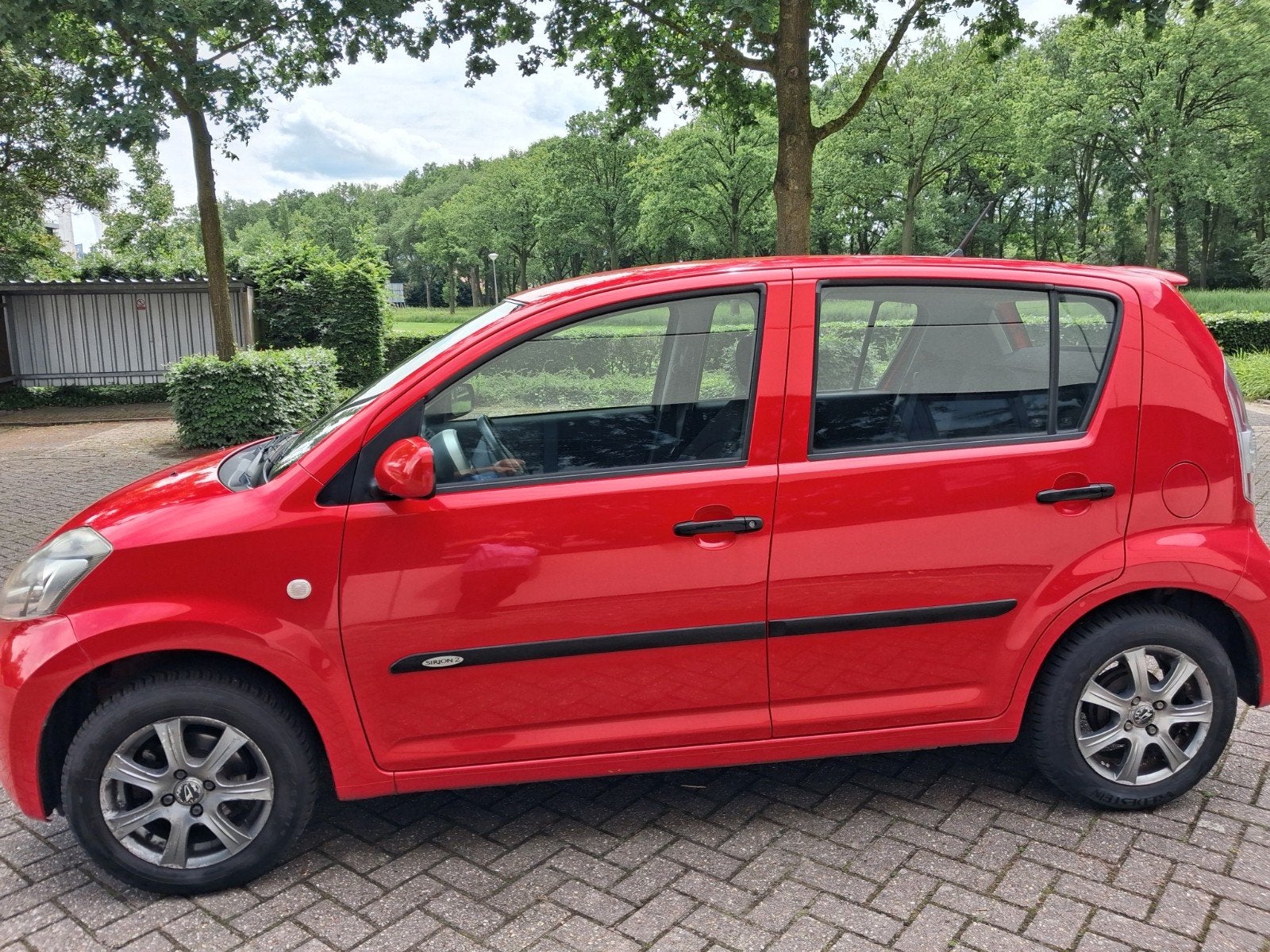 Daihatsu Sirion 1.0 51KW 2008 rood, Auto's, Daihatsu, Voorwielaandrijving, Zwart, Handgeschakeld, 3 cilinders