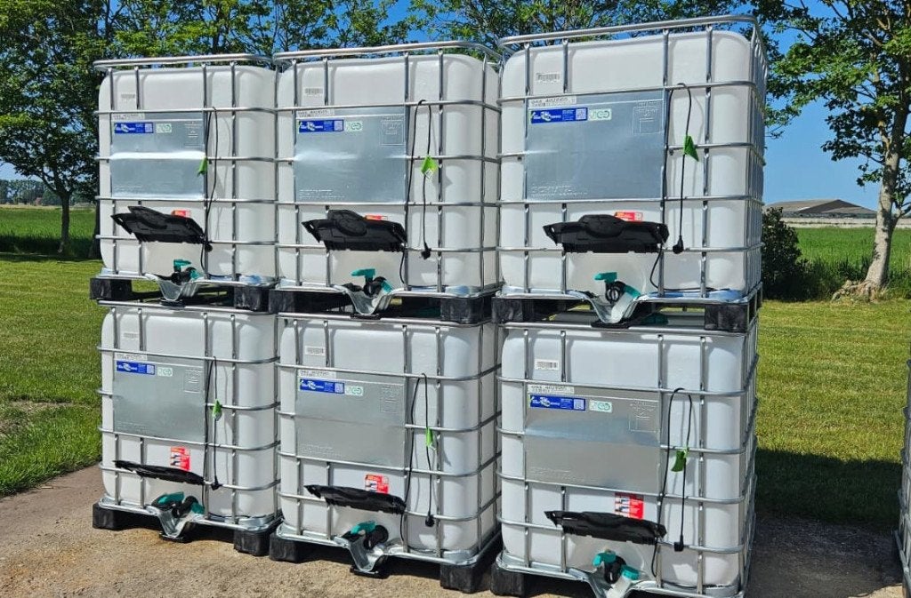 Verwarmde IBC's op PVC pallet 220V, Kunststof, Gebruikt, Met kraantje, 150 liter of meer