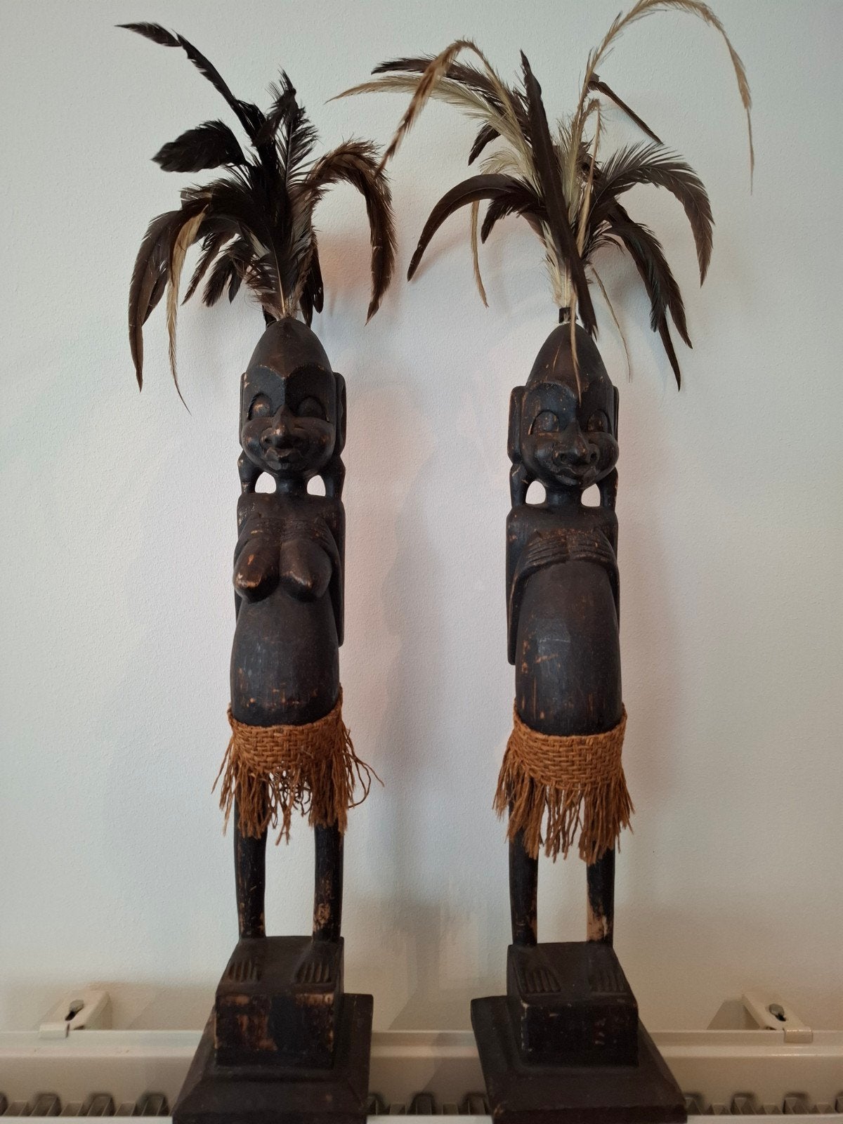 2 Aziatische houten beelden, Houtsnijwerk, Handgemaakt, Hout, Bruin