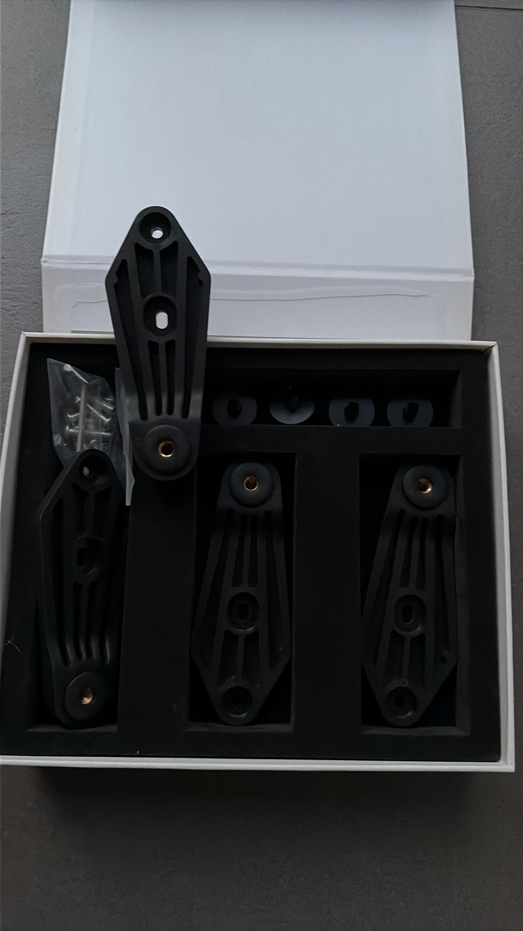 Nieuw in doos Dynaudio spikes zwart 4 stuks, Ophalen of Verzenden, Nieuw