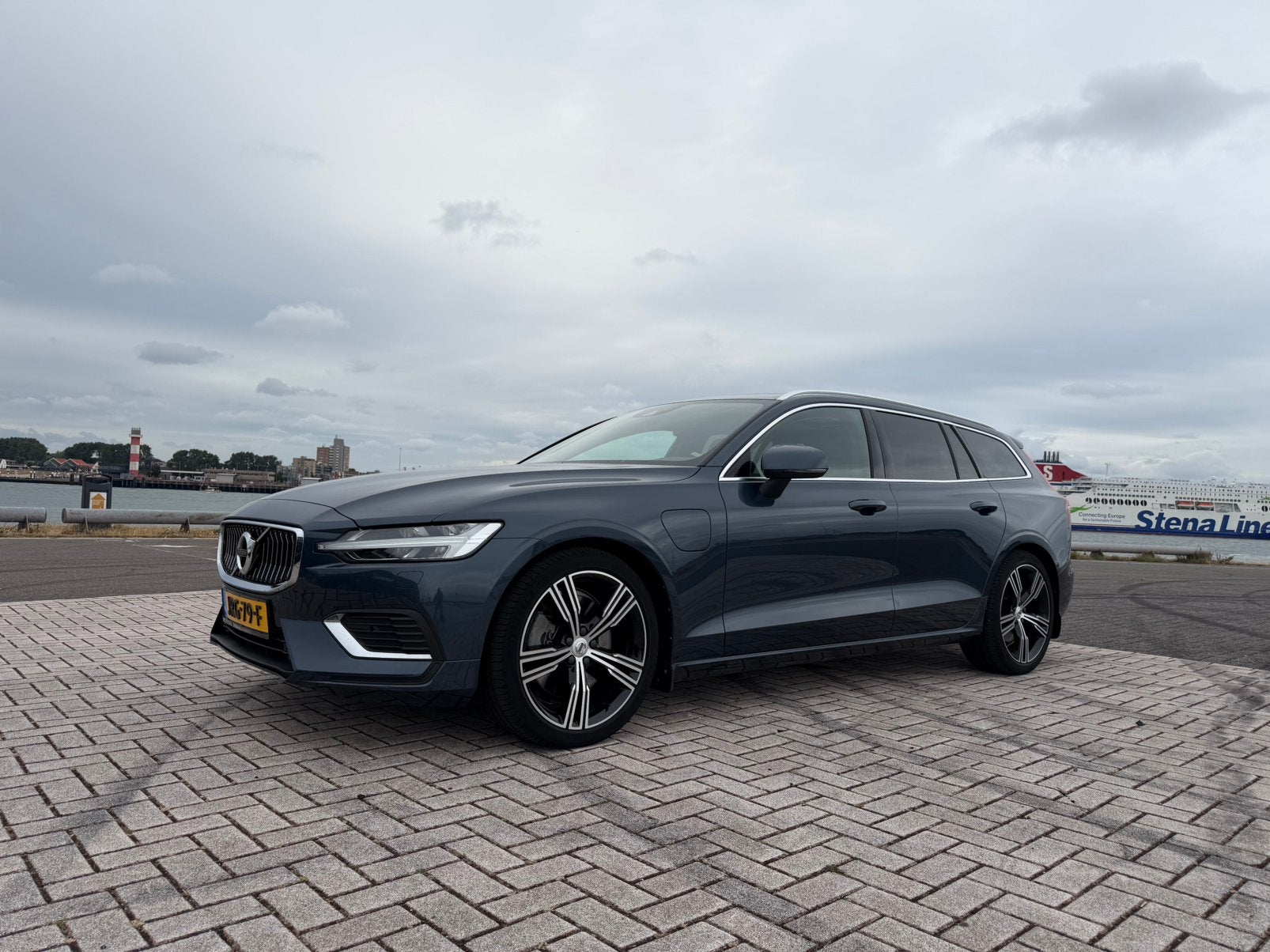 Volvo V60 T8 Twin Engine 455 pk AWD Aut 2022 Blauw pano harm, Automaat, Dealer onderhouden, 4 cilinders, Blauw
