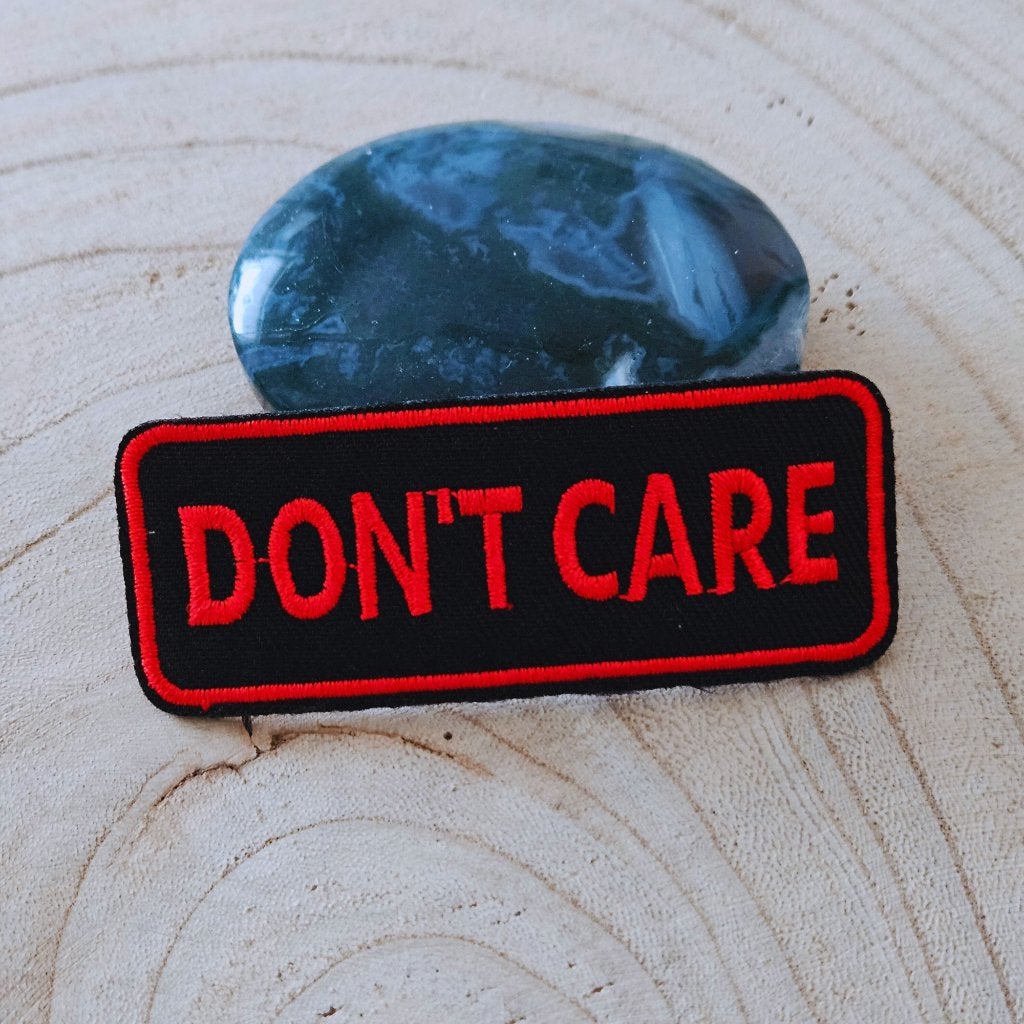 Strijk embleem applicatie Patch don't care, Hobby en Vrije tijd, Kledingapplicaties en Hotfix, D, Nieuw, Ophalen of Verzenden