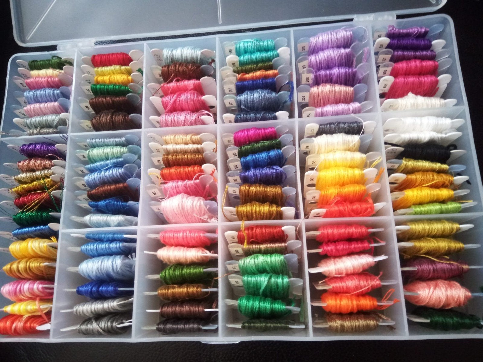 Mooie doos vol bobbins met DMC borduurgaren/borduurzijde #B, Ophalen of Verzenden, Nieuw, Handborduren, Borduurgaren of Zijde