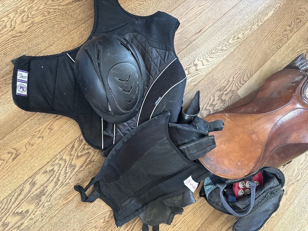 Paardrijuitrusting: zadel, cap, bodyprotector en meer, Ophalen, Gebruikt