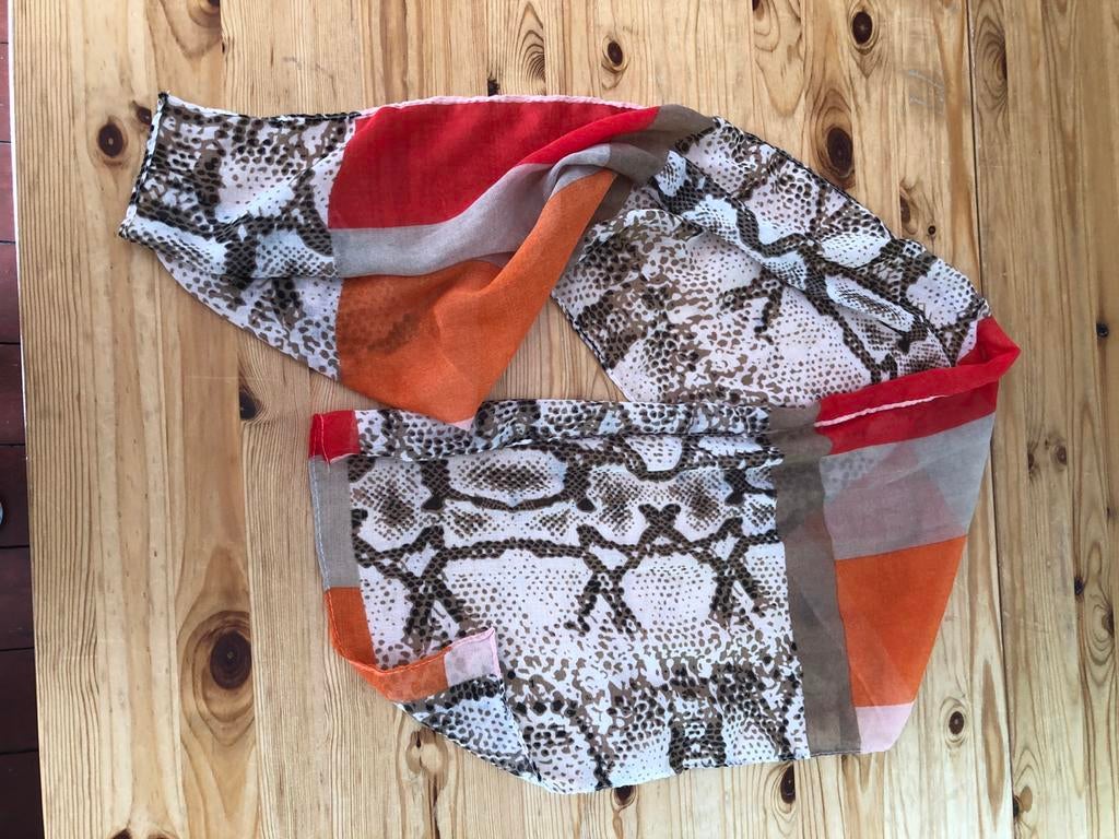 Sjaal met slangenprint en kleurrijke accenten, Ophalen of Verzenden, Zo goed als nieuw, Maat 38/40 (M), Sjaal