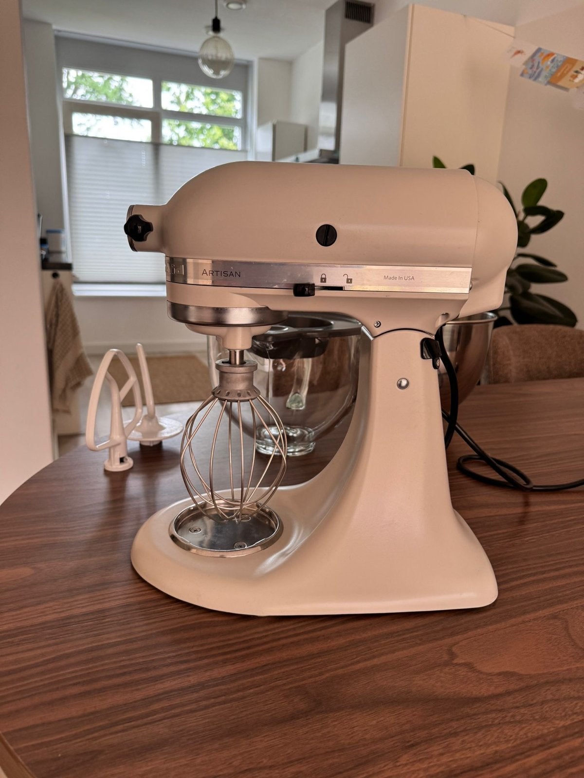 KitchenAid Artisan Keukenmixer - Crème met Glazen Kom, Ophalen, 4 liter of meer, 3 snelheden of meer, Zo goed als nieuw