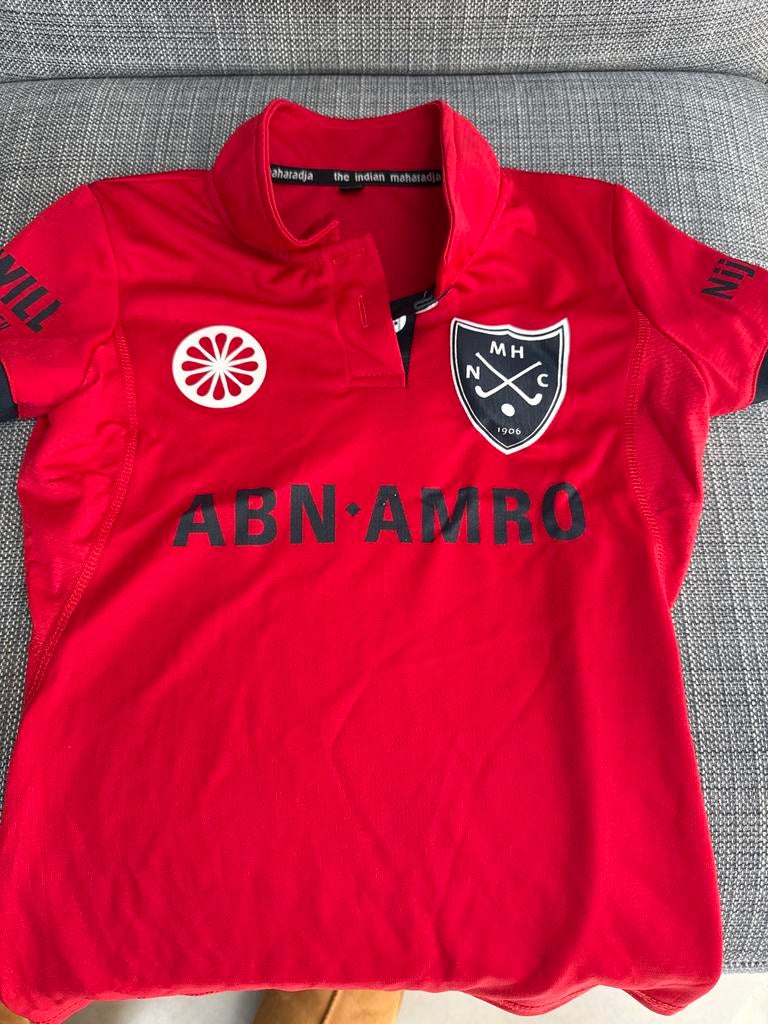 Rood sportshirt maat 128 - Hockeyclub nmhc nijmegen, Sport en Fitness, Ophalen, Zo goed als nieuw, Kleding