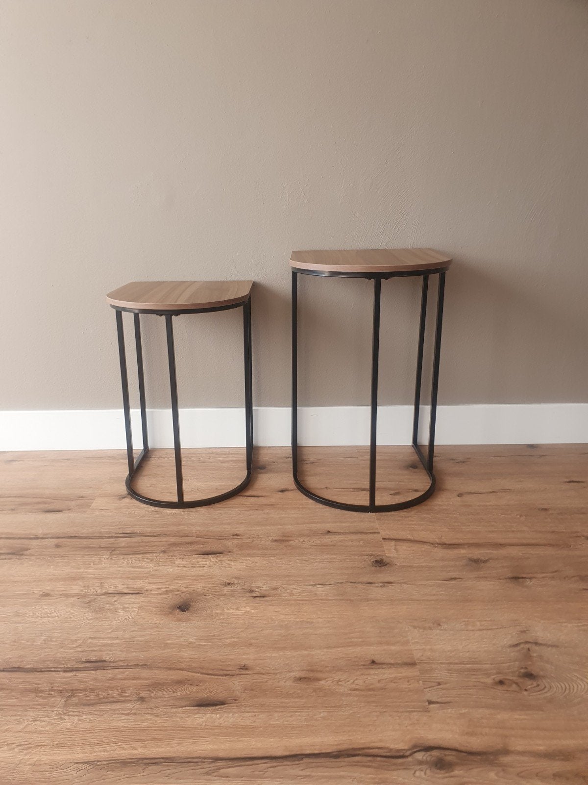 Set van 2 bijzettafels met houten blad en metalen frame, Minder dan 55 cm, Modern, Industrieel, Zo goed als nieuw, Overige vormen