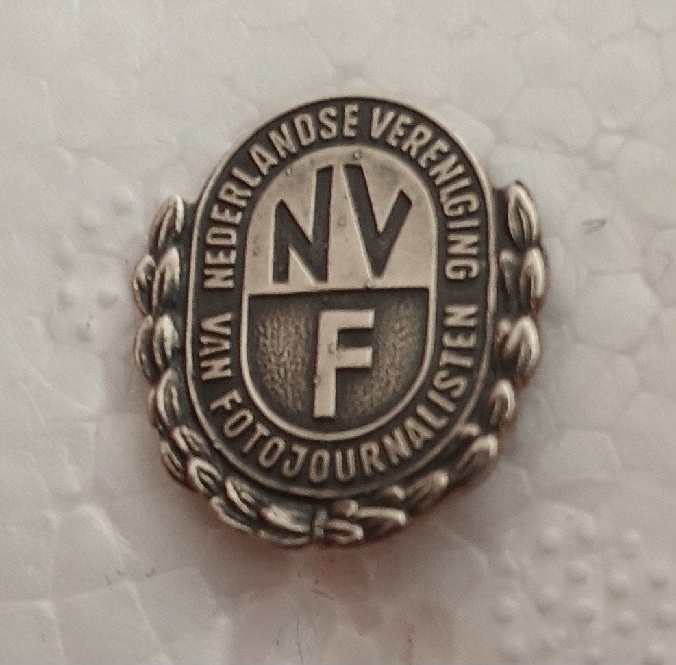 Pin NVF Nederlandse Vereniging Van Fotojournalisten, Ophalen of Verzenden, Zo goed als nieuw, Overige onderwerpen, Speldje of Pin