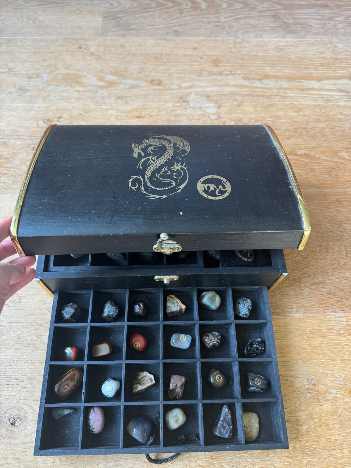 Miyu Magic Stones: Zwarte Drakenkist met Edelstenen, Ophalen of Verzenden, Zo goed als nieuw