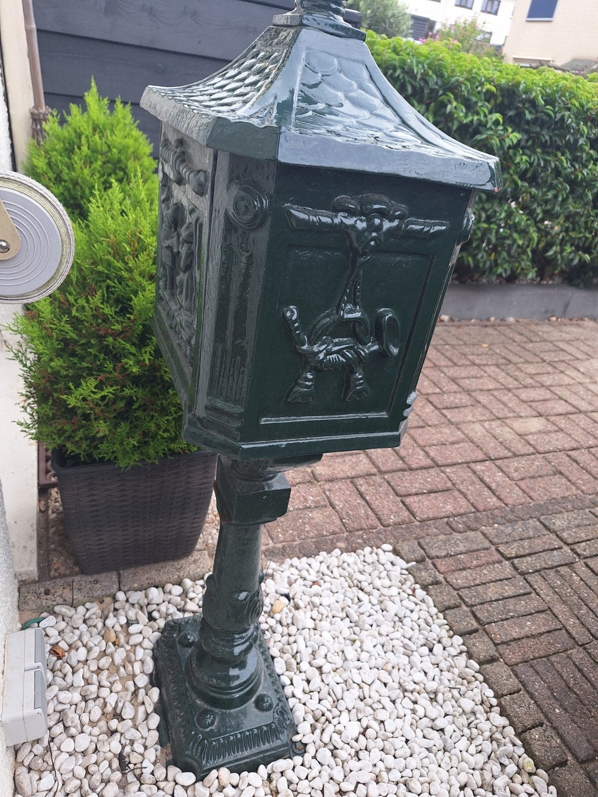 Antieke gietijzeren brievenbus op paal, donkergroen, Tuin en Terras, Ophalen of Verzenden, Gebruikt, IJzer, Staande brievenbus