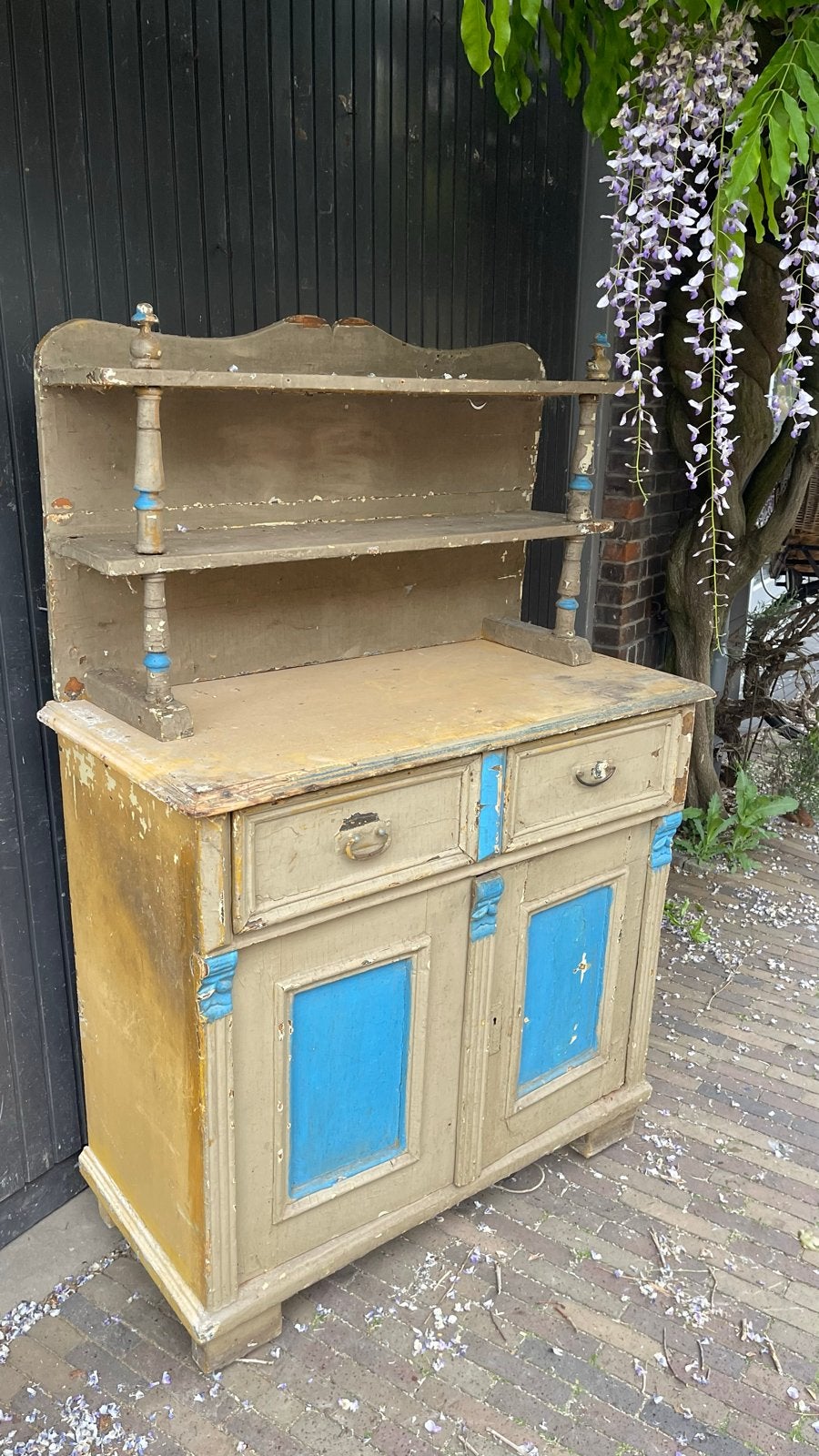 Foto 2 van BARNFIND: brocante kast/keukenkast/buffetkast/servieskast
