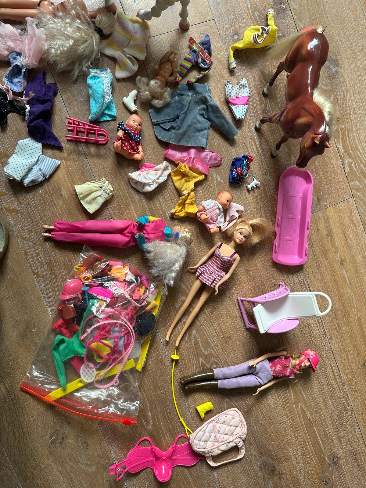 Foto 10 van Ski barbie, paarden barbie baby barbies en veel accessoires