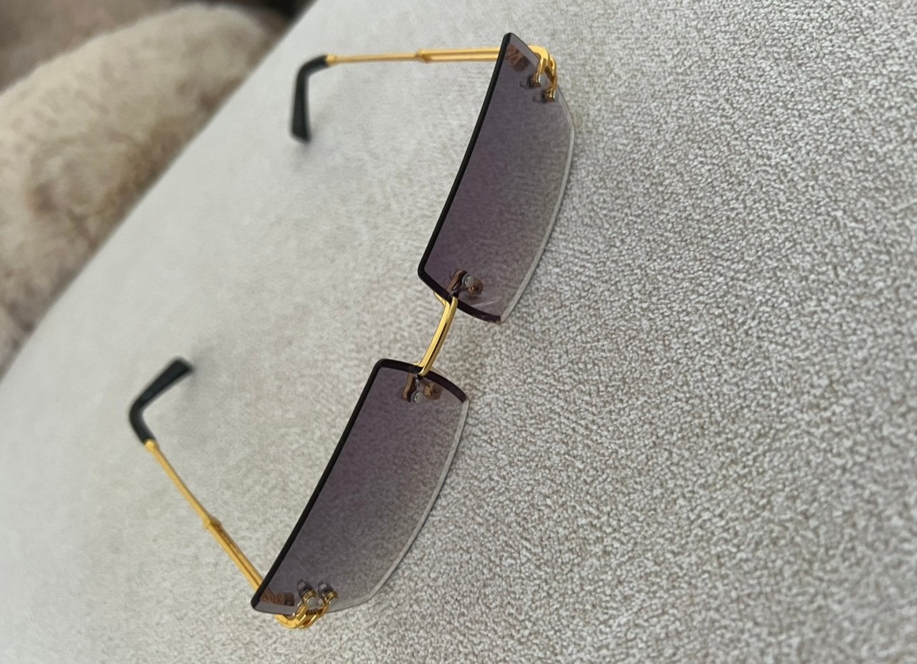 Cartier Stijlvolle Zonnebril met Gouden Montuur, Overige merken, Zonnebril, Zwart, Ophalen of Verzenden